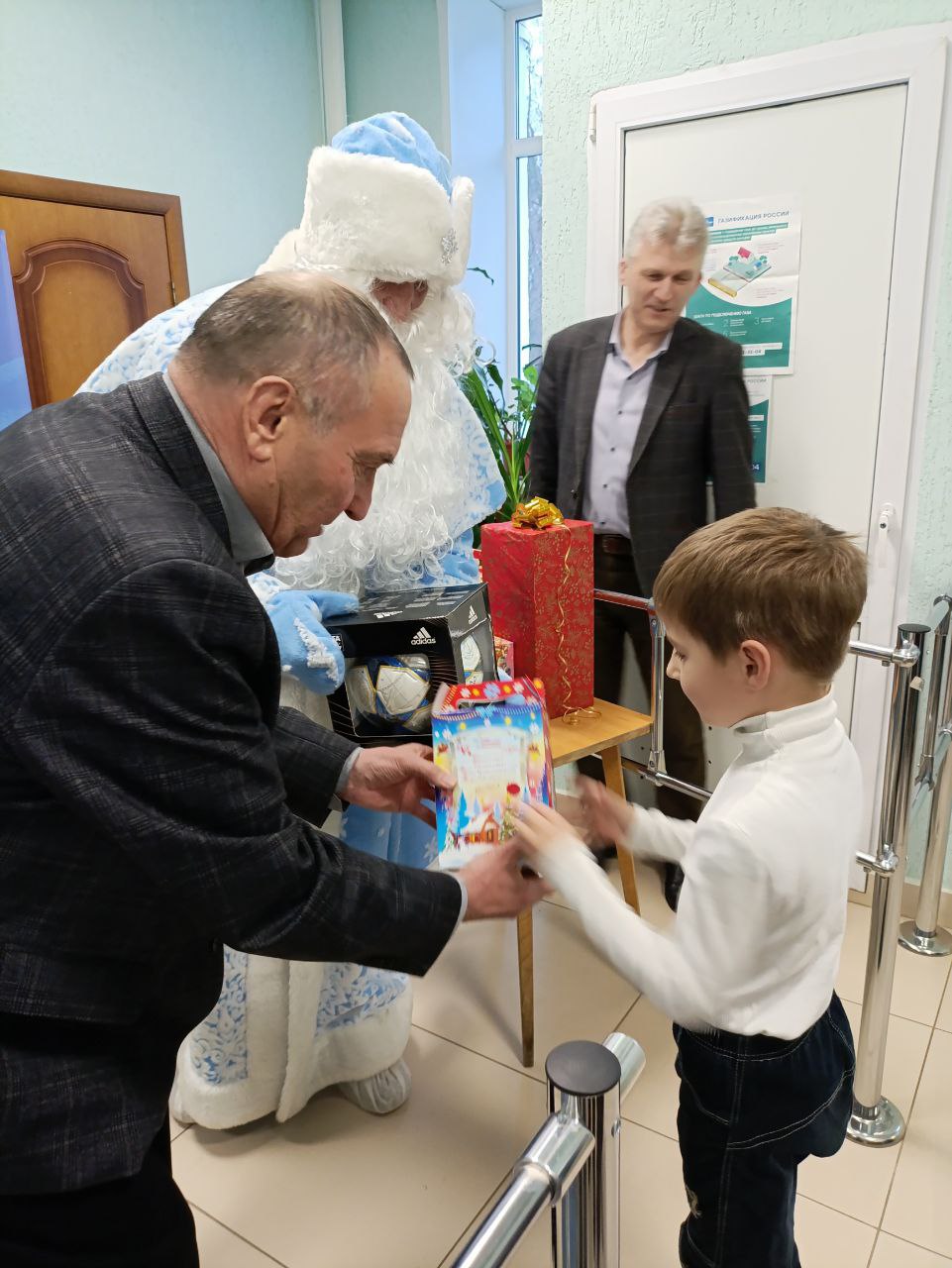 Михаил Игнатов: Совсем недавно я вместе с коллегами снимал шары с «Ёлки желания», и вот сегодня мы уже исполняем мечты детей, чьи шары были сняты Михаил Игнатов: Совсем недавно я вместе с коллегами снимал шары с «Ёлки желания», и вот сегодня мы уже исполняем мечты детей, чьи шары были сняты