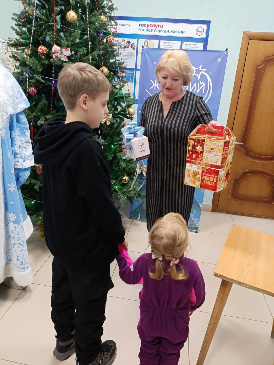 Михаил Игнатов: Совсем недавно я вместе с коллегами снимал шары с «Ёлки желания», и вот сегодня мы уже исполняем мечты детей, чьи шары были сняты Михаил Игнатов: Совсем недавно я вместе с коллегами снимал шары с «Ёлки желания», и вот сегодня мы уже исполняем мечты детей, чьи шары были сняты