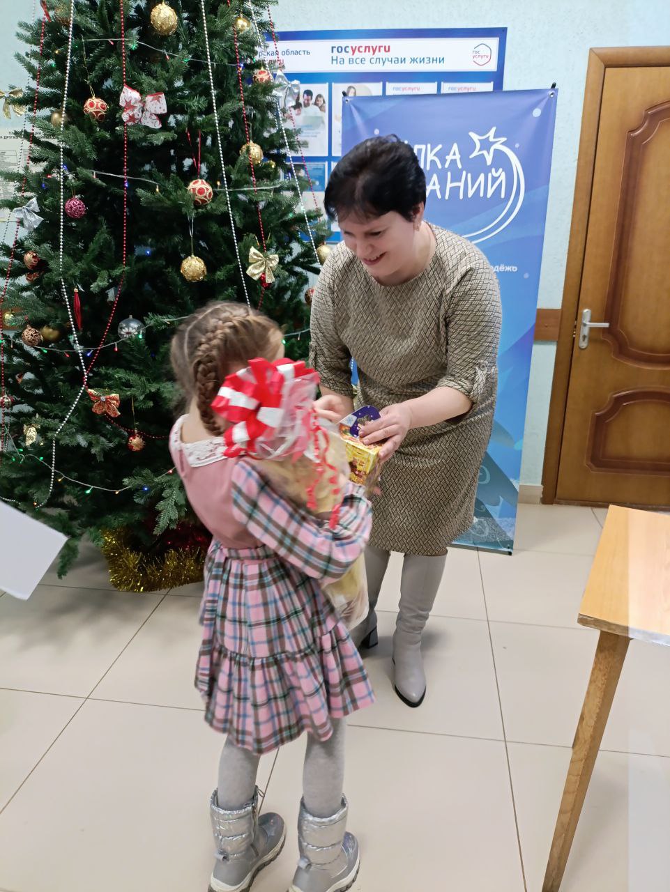 Михаил Игнатов: Совсем недавно я вместе с коллегами снимал шары с «Ёлки желания», и вот сегодня мы уже исполняем мечты детей, чьи шары были сняты Михаил Игнатов: Совсем недавно я вместе с коллегами снимал шары с «Ёлки желания», и вот сегодня мы уже исполняем мечты детей, чьи шары были сняты