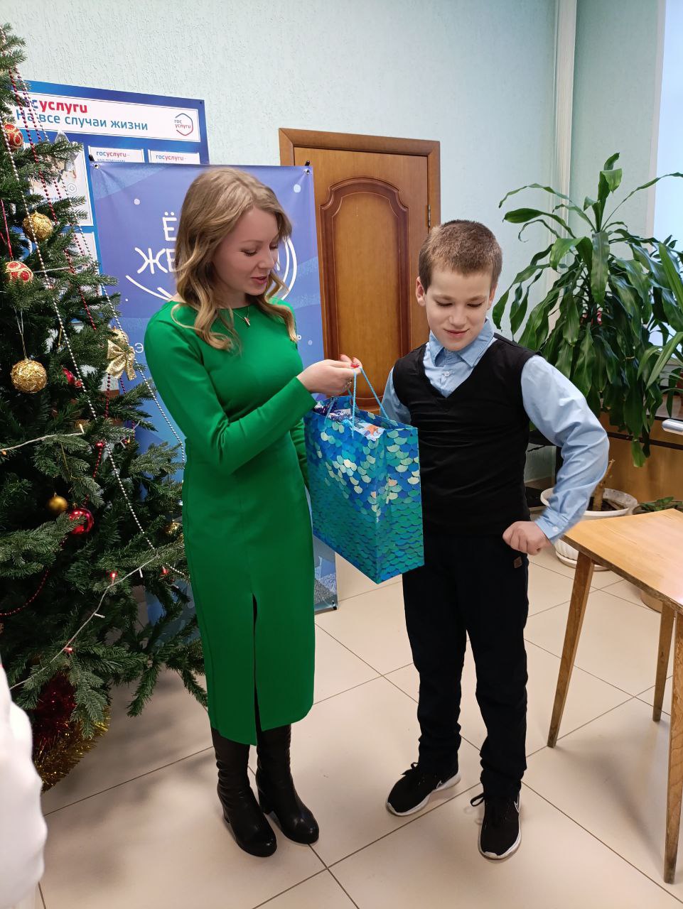 Михаил Игнатов: Совсем недавно я вместе с коллегами снимал шары с «Ёлки желания», и вот сегодня мы уже исполняем мечты детей, чьи шары были сняты Михаил Игнатов: Совсем недавно я вместе с коллегами снимал шары с «Ёлки желания», и вот сегодня мы уже исполняем мечты детей, чьи шары были сняты