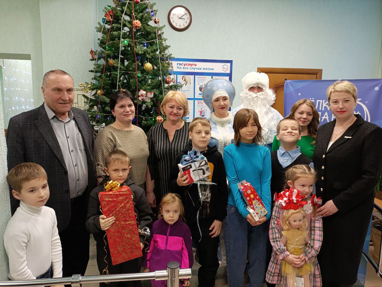 Михаил Игнатов: Совсем недавно я вместе с коллегами снимал шары с «Ёлки желания», и вот сегодня мы уже исполняем мечты детей, чьи шары были сняты Михаил Игнатов: Совсем недавно я вместе с коллегами снимал шары с «Ёлки желания», и вот сегодня мы уже исполняем мечты детей, чьи шары были сняты