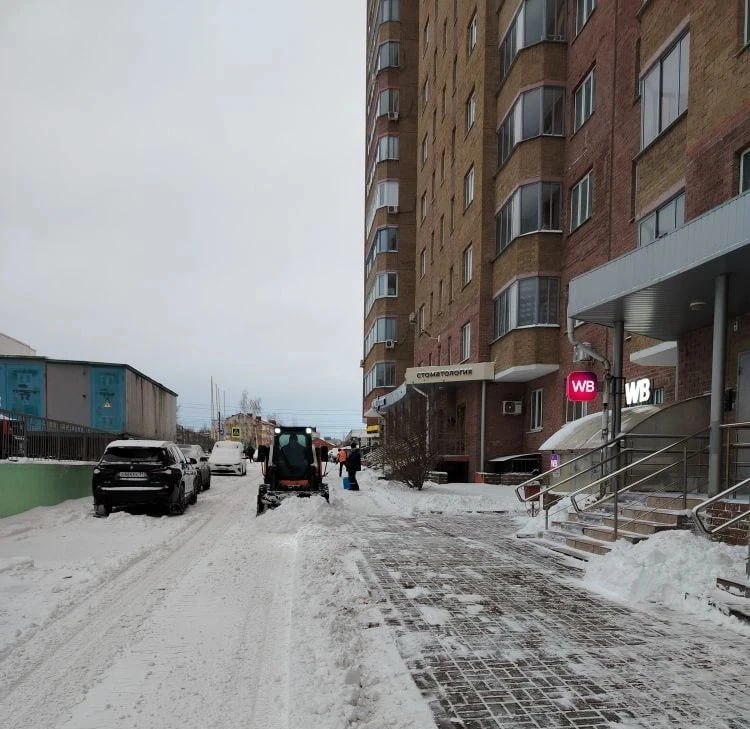 В связи с выпавшими осадками во дворах задействован 621 дворник В связи с выпавшими осадками во дворах задействован 621 дворник