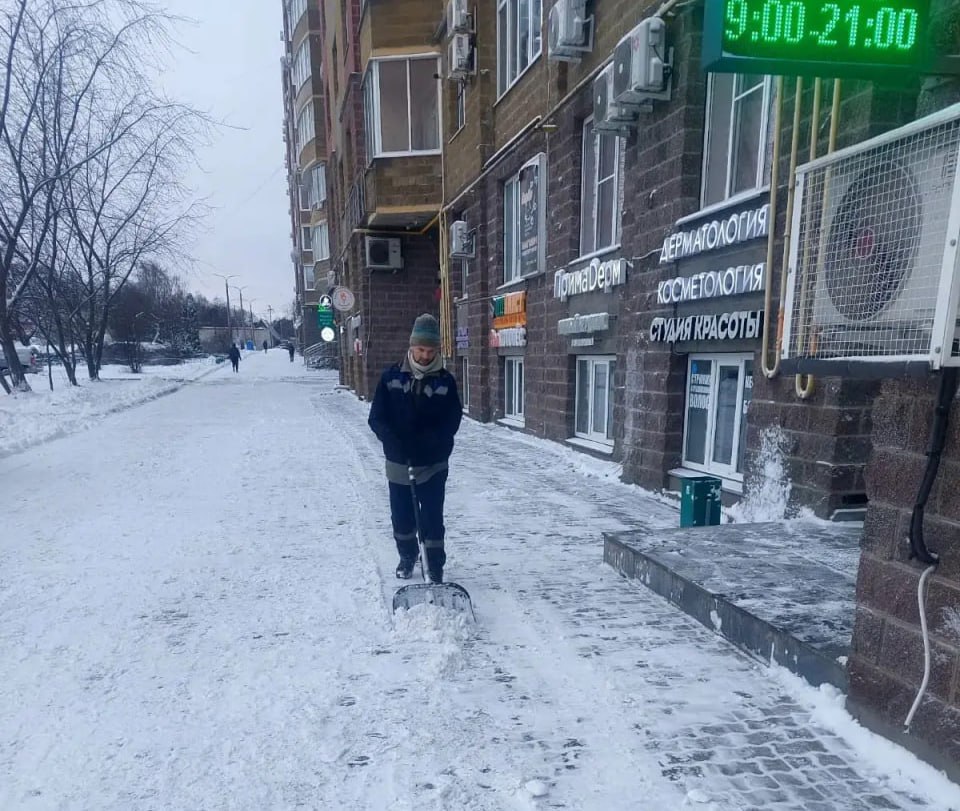 В связи с выпавшими осадками во дворах задействован 621 дворник