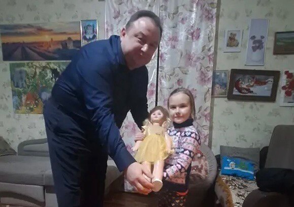 Председатель Представительного Собрания Льговского района Курской области Болдин Антон Александрович исполнил мечту шестилетней Кудряшовой Евгении Максимовны из ст. Артаково в рамках благотворительной акции «Ёлка желаний» Председатель Представительного Собрания Льговского района Курской области Болдин Антон Александрович исполнил мечту шестилетней Кудряшовой Евгении Максимовны из ст. Артаково в рамках благотворительной акции «Ёлка желаний»