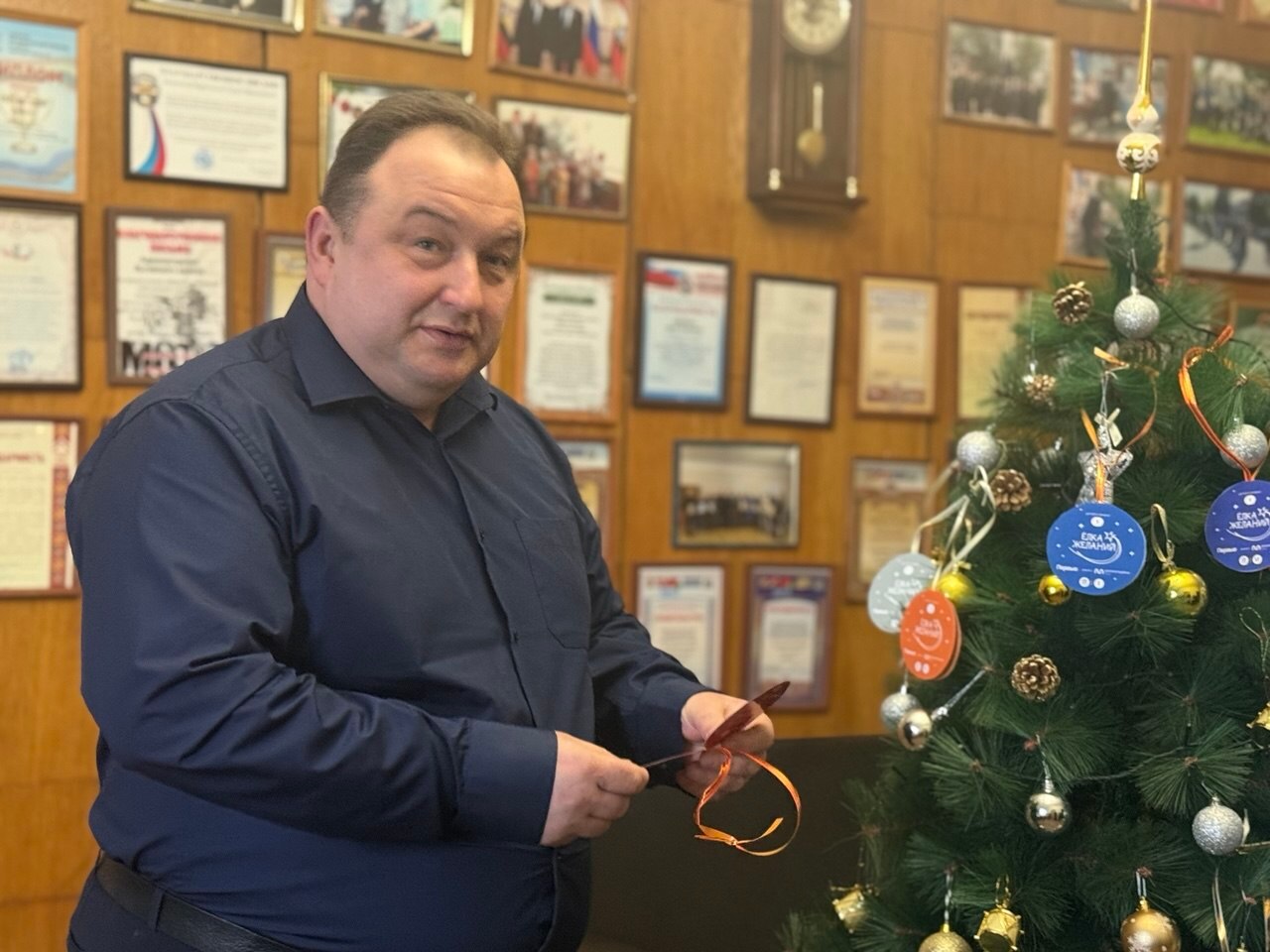 Председатель Представительного Собрания Льговского района Курской области Болдин Антон Александрович исполнил мечту шестилетней Кудряшовой Евгении Максимовны из ст. Артаково в рамках благотворительной акции «Ёлка желаний»