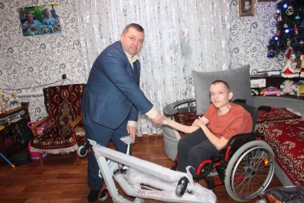 Хинштейн выполнил обещание и подарил курянину электроподъёмник