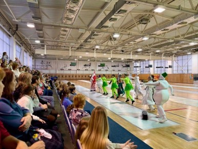 В спортивной школе олимпийского резерва по фехтованию имени Ильдара Мавлютова прошел новогодний праздник для детей из Суджанской школы-интерната и юных рапиристов