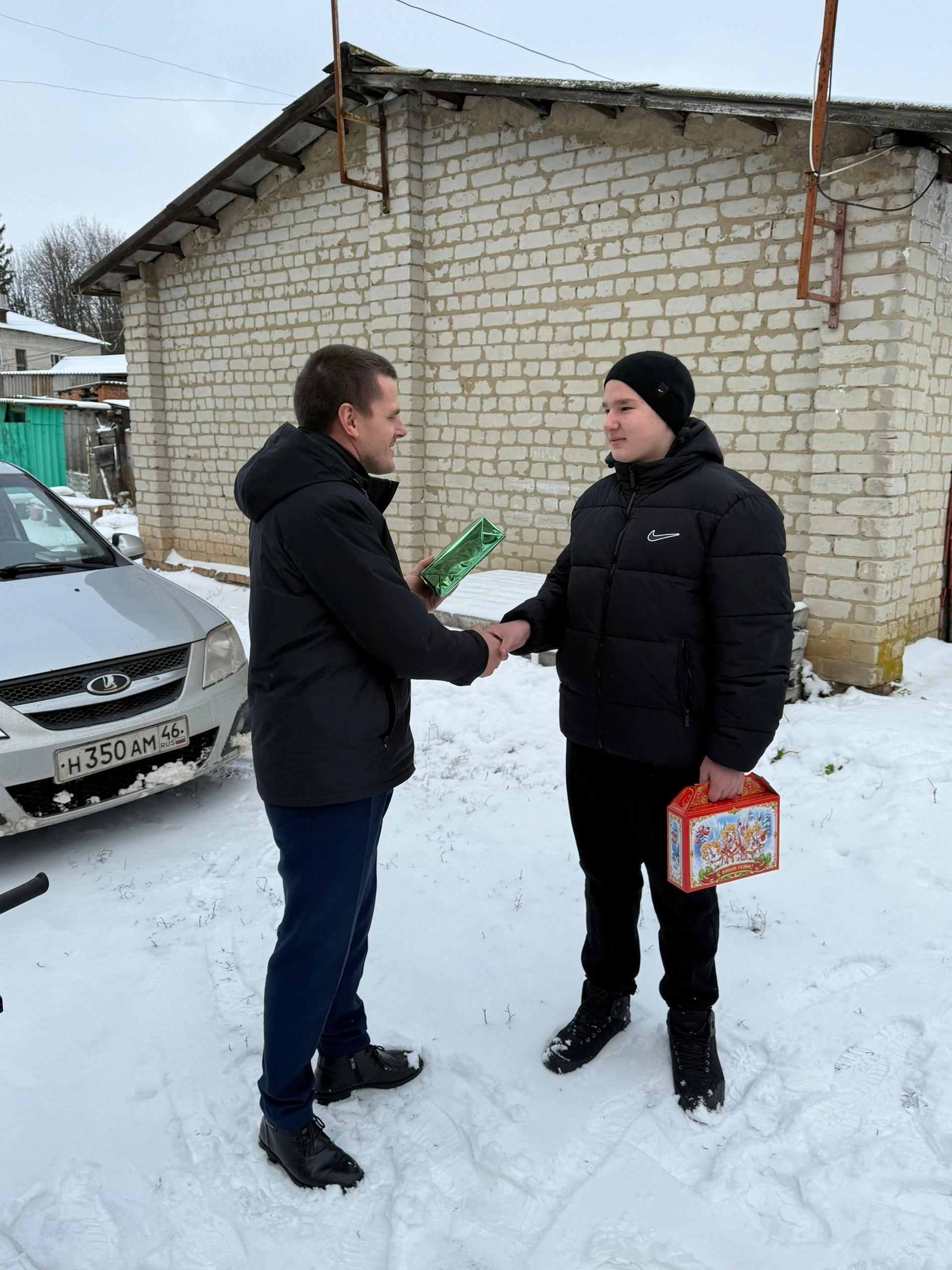 В преддверии Нового года Глава Пристенского района Петров В.В. совместно с депутатом областной Думы Зуй А.Н., председателем Представительного Собрания Пристенского района Чепуриным В.К. и председателем политсовета партии... В преддверии Нового года Глава Пристенского района Петров В.В. совместно с депутатом областной Думы Зуй А.Н., председателем Представительного Собрания Пристенского района Чепуриным В.К. и председателем политсовета партии...