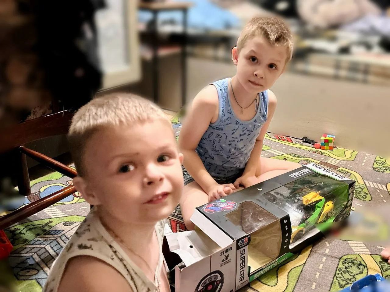 В Курске после инцидента с люком братьям устроили новогодний праздник В Курске после инцидента с люком братьям устроили новогодний праздник