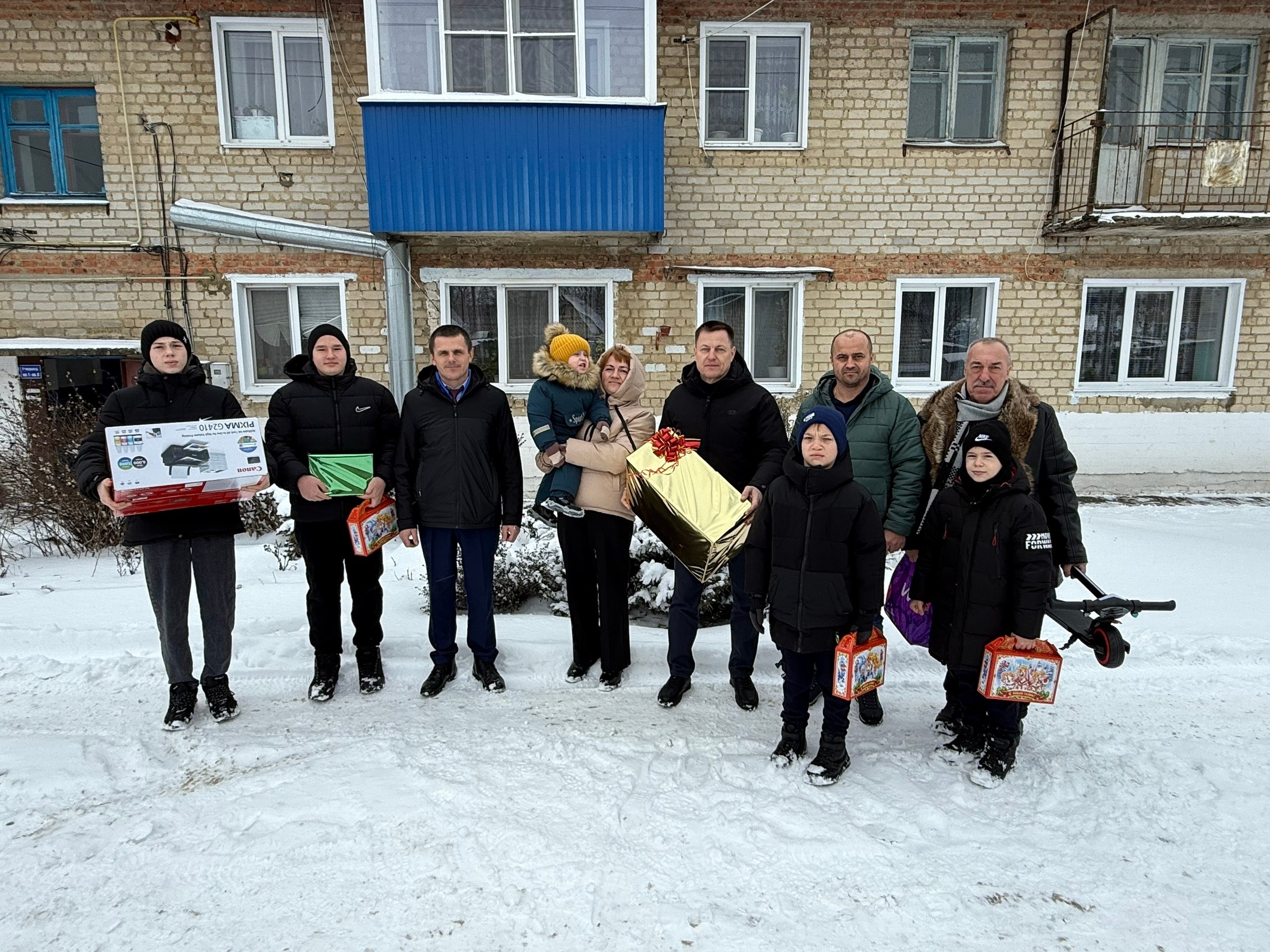 В преддверии Нового года Глава Пристенского района Петров В.В. совместно с депутатом областной Думы Зуй А.Н., председателем Представительного Собрания Пристенского района Чепуриным В.К. и председателем политсовета партии...