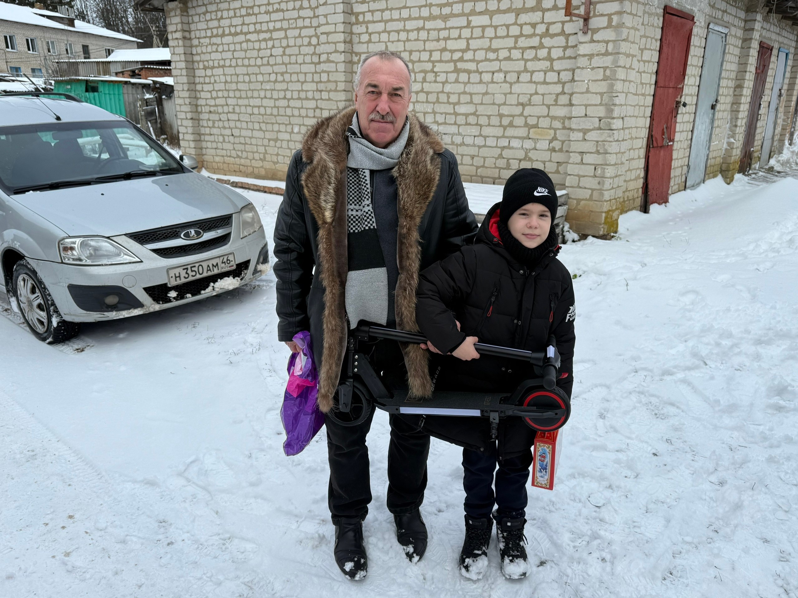 В преддверии Нового года Глава Пристенского района Петров В.В. совместно с депутатом областной Думы Зуй А.Н., председателем Представительного Собрания Пристенского района Чепуриным В.К. и председателем политсовета партии... В преддверии Нового года Глава Пристенского района Петров В.В. совместно с депутатом областной Думы Зуй А.Н., председателем Представительного Собрания Пристенского района Чепуриным В.К. и председателем политсовета партии...