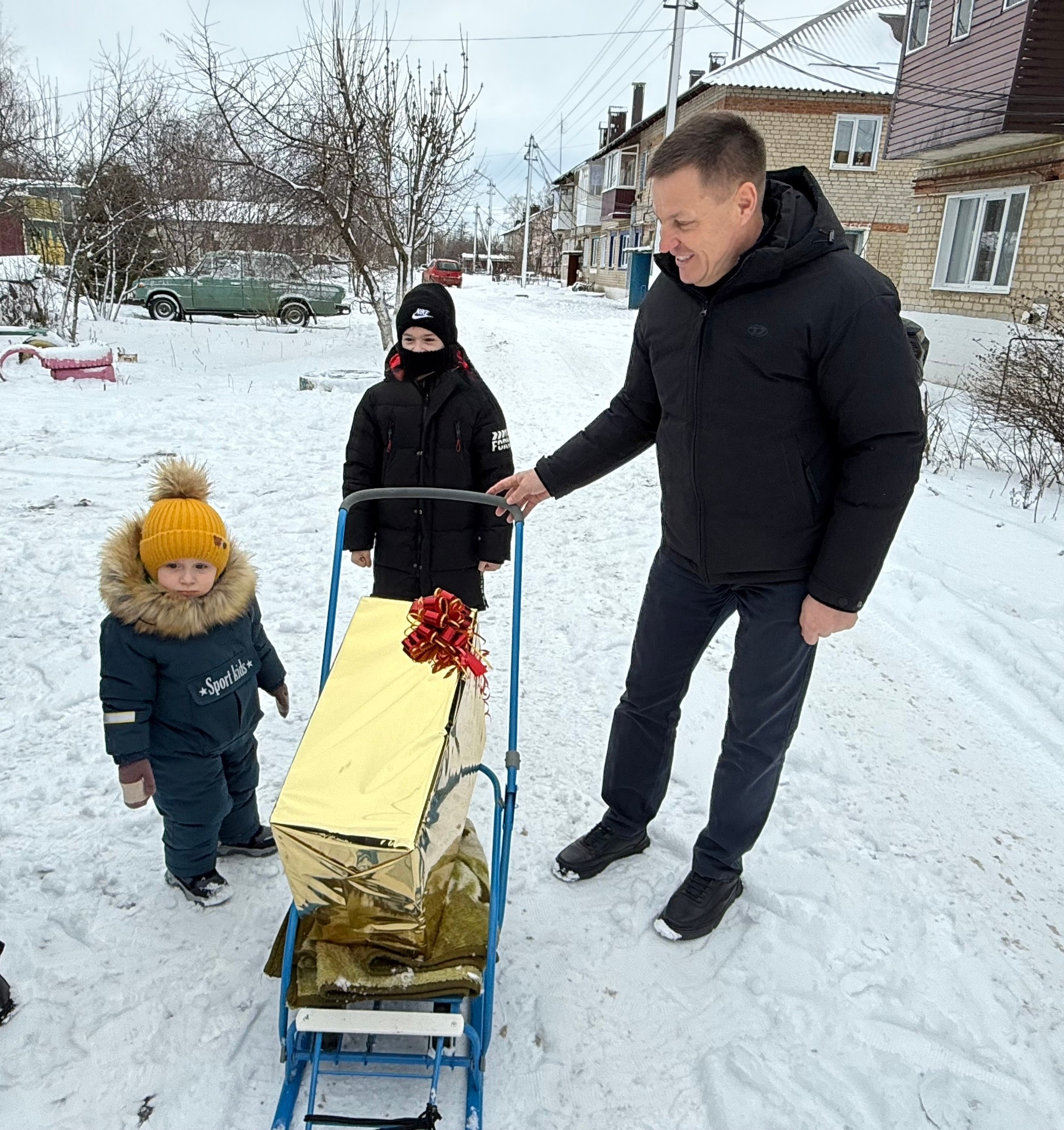 В преддверии Нового года Глава Пристенского района Петров В.В. совместно с депутатом областной Думы Зуй А.Н., председателем Представительного Собрания Пристенского района Чепуриным В.К. и председателем политсовета партии... В преддверии Нового года Глава Пристенского района Петров В.В. совместно с депутатом областной Думы Зуй А.Н., председателем Представительного Собрания Пристенского района Чепуриным В.К. и председателем политсовета партии...