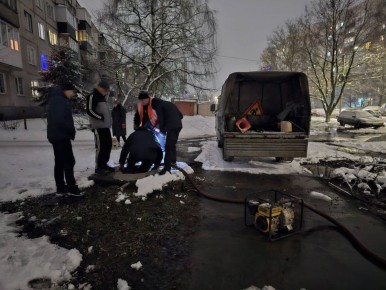 На улице Серегина произошла утечка на водопроводе