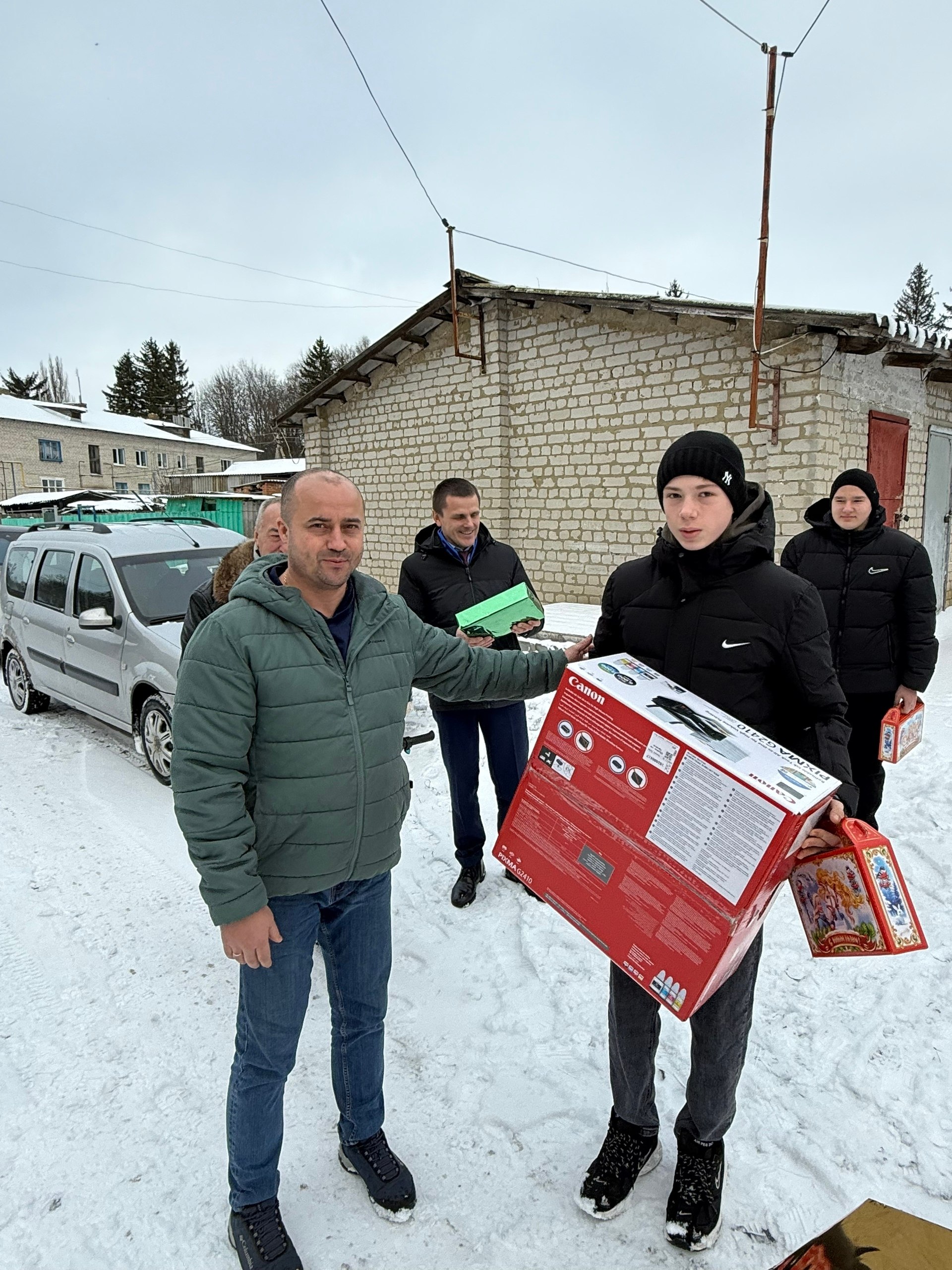 В преддверии Нового года Глава Пристенского района Петров В.В. совместно с депутатом областной Думы Зуй А.Н., председателем Представительного Собрания Пристенского района Чепуриным В.К. и председателем политсовета партии... В преддверии Нового года Глава Пристенского района Петров В.В. совместно с депутатом областной Думы Зуй А.Н., председателем Представительного Собрания Пристенского района Чепуриным В.К. и председателем политсовета партии...