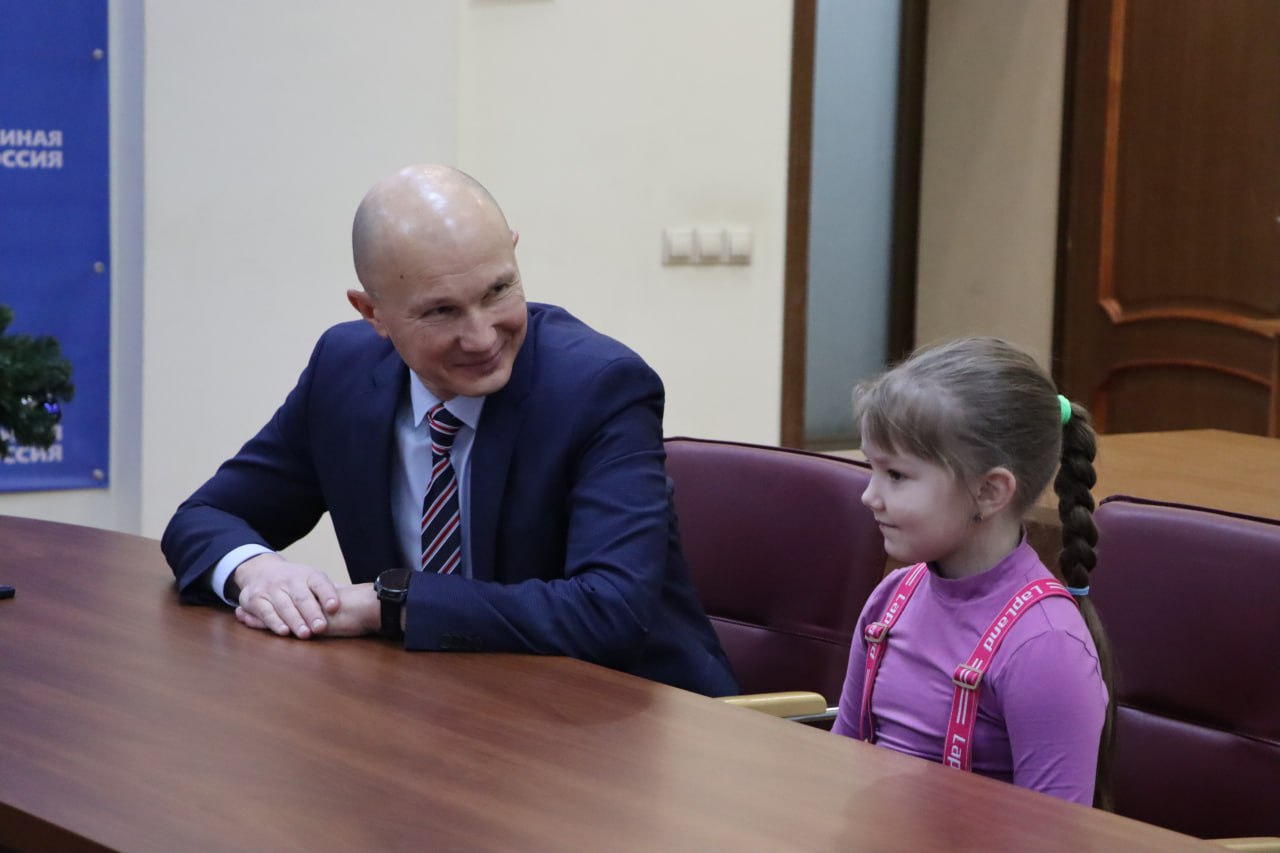 Председатель КГС порадовал юных курян подарками Председатель КГС порадовал юных курян подарками