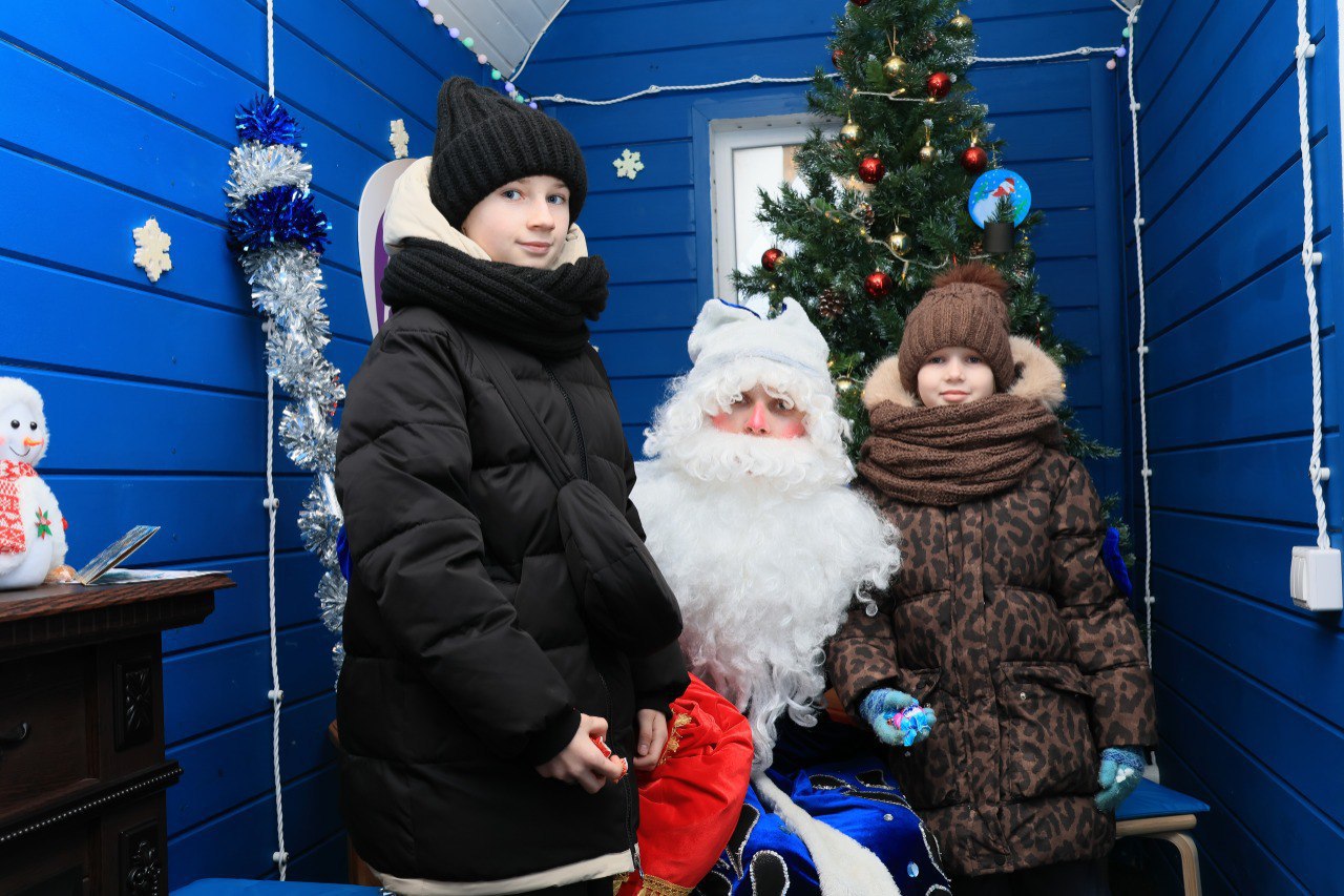 Куряне и гости города посещают приемную Деда Мороза, которая работает на Театральной площади у главной новогодней ёлки Куряне и гости города посещают приемную Деда Мороза, которая работает на Театральной площади у главной новогодней ёлки