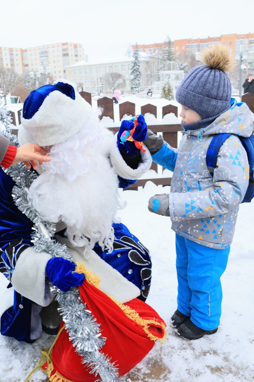Куряне и гости города посещают приемную Деда Мороза, которая работает на Театральной площади у главной новогодней ёлки