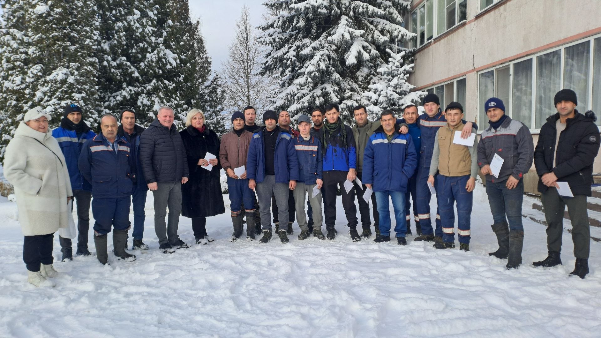 В ООО АПК «Красная Поляна» прошла встреча с сотрудниками-иностранцами предприятия, целью которой было предоставление информации иностранным гражданам, осуществляющим трудовую деятельность в Железногорском районе