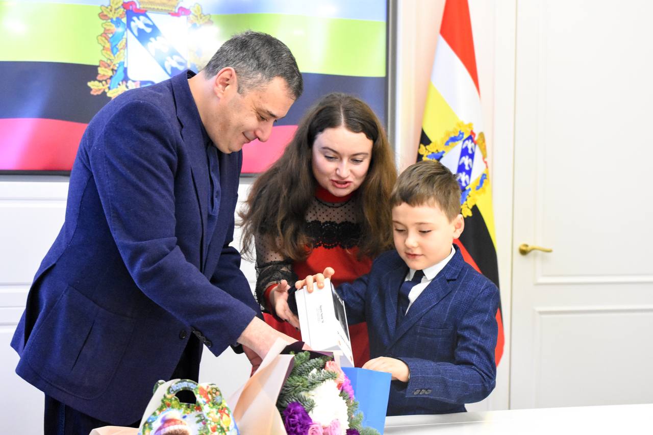 Курский губернатор исполнил мечты троих участников акции «Ёлка желаний» Курский губернатор исполнил мечты троих участников акции «Ёлка желаний»