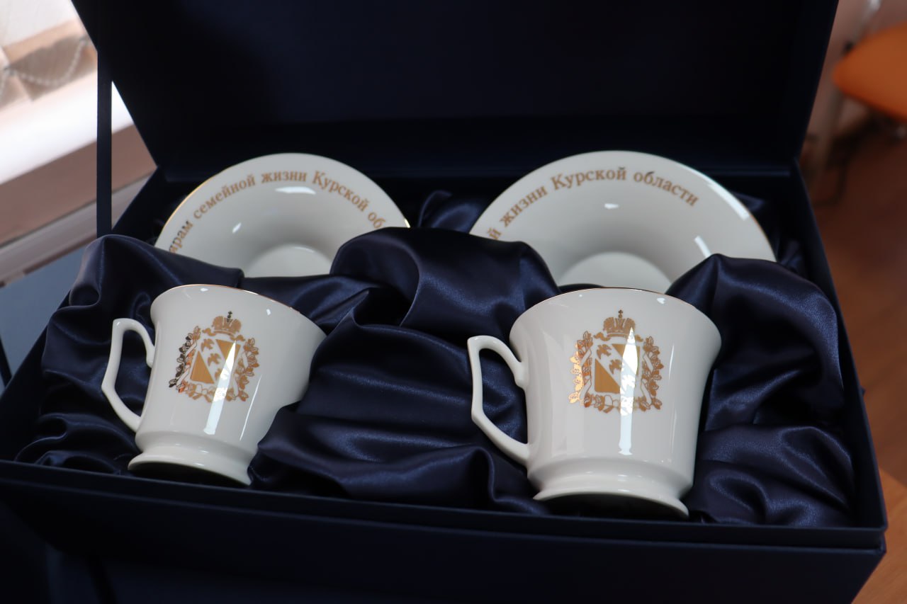 Геннадий Енютин: Сегодня в зале Администрации Солнцевского района встречали аплодисментами семь пар – «золотых юбиляров», перешагнувших 50-летний рубеж семейной жизни Геннадий Енютин: Сегодня в зале Администрации Солнцевского района встречали аплодисментами семь пар – «золотых юбиляров», перешагнувших 50-летний рубеж семейной жизни