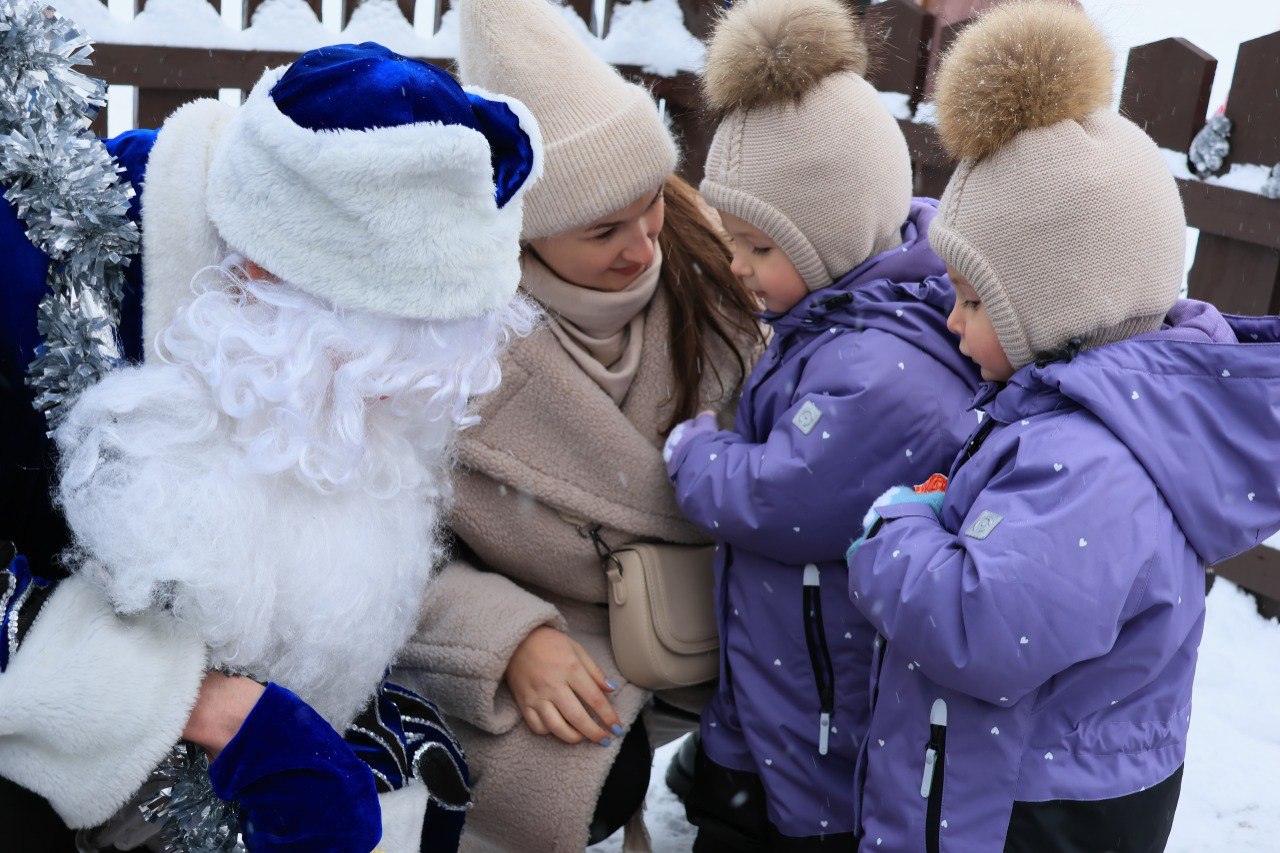 Куряне и гости города посещают приемную Деда Мороза, которая работает на Театральной площади у главной новогодней ёлки Куряне и гости города посещают приемную Деда Мороза, которая работает на Театральной площади у главной новогодней ёлки