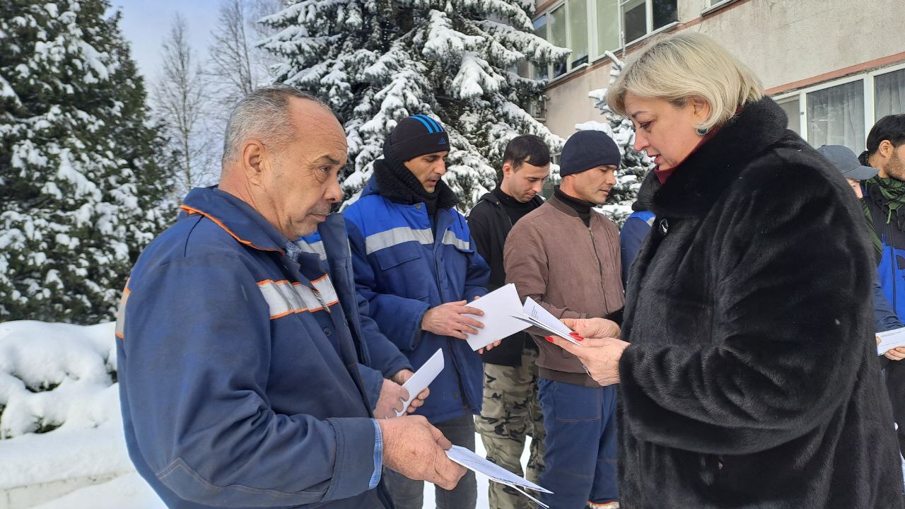 В ООО АПК «Красная Поляна» прошла встреча с сотрудниками-иностранцами предприятия, целью которой было предоставление информации иностранным гражданам, осуществляющим трудовую деятельность в Железногорском районе В ООО АПК «Красная Поляна» прошла встреча с сотрудниками-иностранцами предприятия, целью которой было предоставление информации иностранным гражданам, осуществляющим трудовую деятельность в Железногорском районе