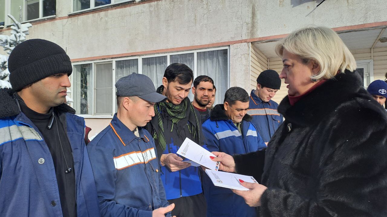 В ООО АПК «Красная Поляна» прошла встреча с сотрудниками-иностранцами предприятия, целью которой было предоставление информации иностранным гражданам, осуществляющим трудовую деятельность в Железногорском районе В ООО АПК «Красная Поляна» прошла встреча с сотрудниками-иностранцами предприятия, целью которой было предоставление информации иностранным гражданам, осуществляющим трудовую деятельность в Железногорском районе