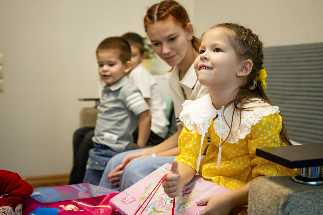 Евгений Маслов: Сегодня исполнил роль Деда Мороза и посетил многодетную семью Разиньковых, подарив детям радость и волшебство праздника Евгений Маслов: Сегодня исполнил роль Деда Мороза и посетил многодетную семью Разиньковых, подарив детям радость и волшебство праздника