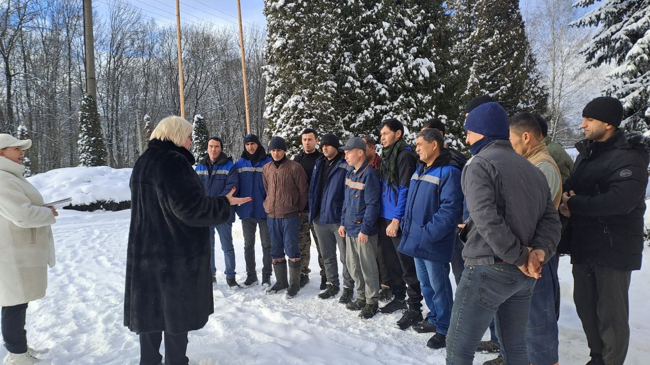 В ООО АПК «Красная Поляна» прошла встреча с сотрудниками-иностранцами предприятия, целью которой было предоставление информации иностранным гражданам, осуществляющим трудовую деятельность в Железногорском районе В ООО АПК «Красная Поляна» прошла встреча с сотрудниками-иностранцами предприятия, целью которой было предоставление информации иностранным гражданам, осуществляющим трудовую деятельность в Железногорском районе