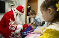 Дед Мороз Евгений Маслов поздравил многодетную семью с Новым годом