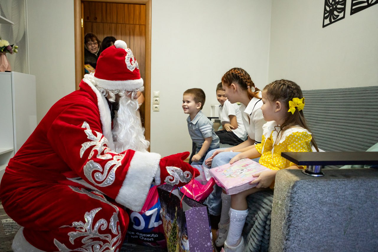 Евгений Маслов: Сегодня исполнил роль Деда Мороза и посетил многодетную семью Разиньковых, подарив детям радость и волшебство праздника Евгений Маслов: Сегодня исполнил роль Деда Мороза и посетил многодетную семью Разиньковых, подарив детям радость и волшебство праздника