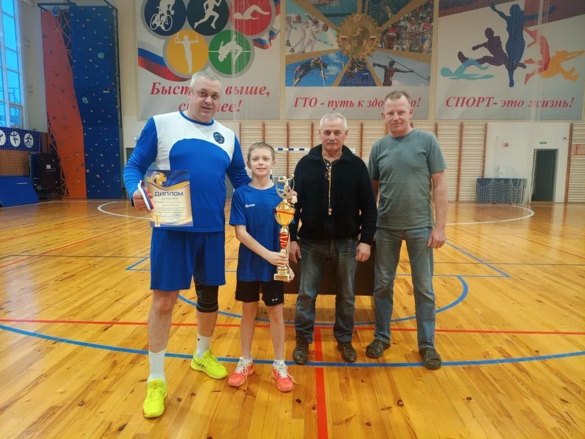 Геннадий Енютин: 28 декабря состоялся финальный этап Кубка Солнцевского района по волейболу 2025 г. За победу боролись 4 команды - победители отборочного тура, в составе которых люди разных возрастов и профессий Геннадий Енютин: 28 декабря состоялся финальный этап Кубка Солнцевского района по волейболу 2025 г. За победу боролись 4 команды - победители отборочного тура, в составе которых люди разных возрастов и профессий