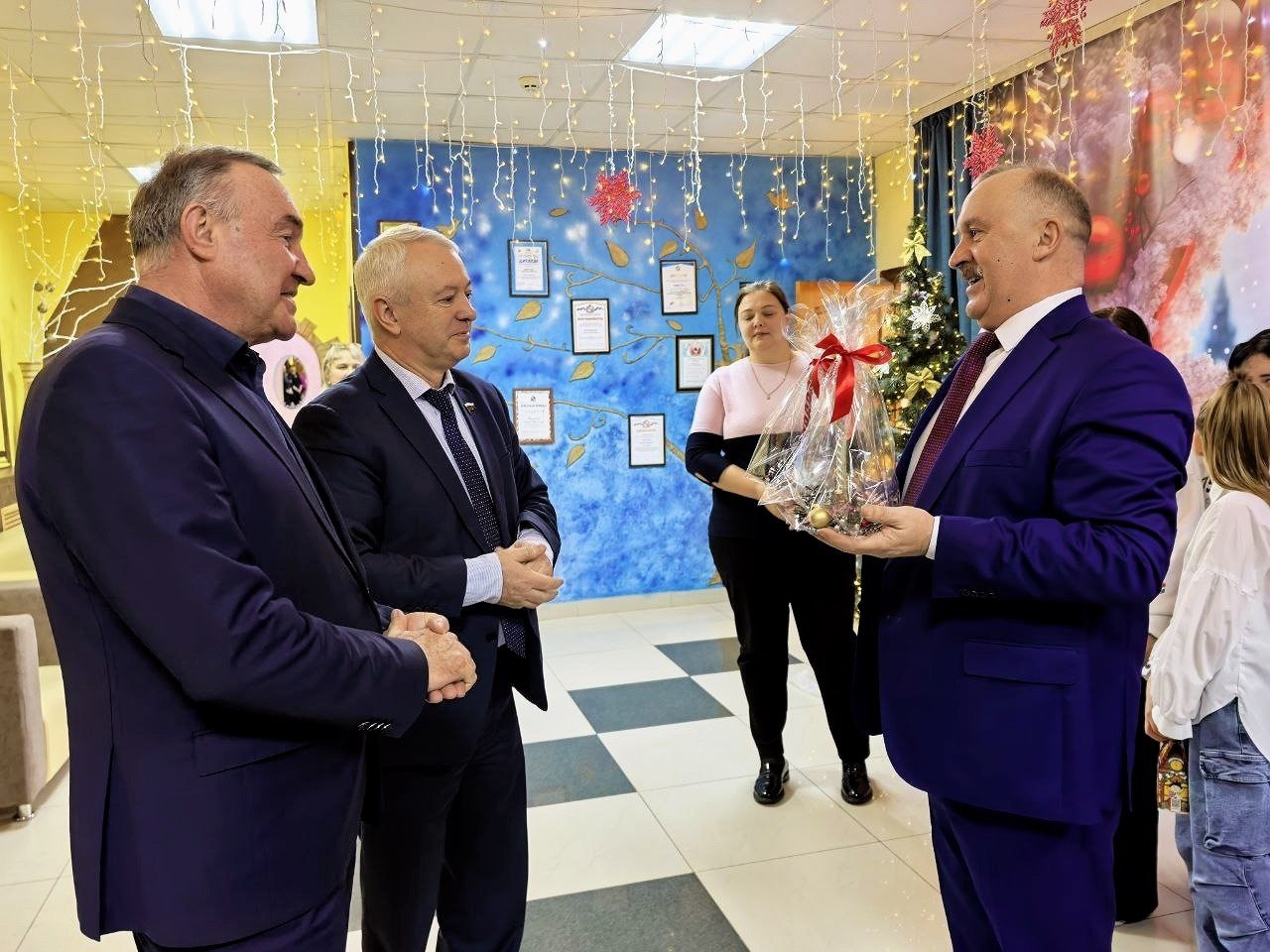 Сегодня по доброй и светлой традиции наш депутат Курской областной Думы, Игорь Васильевич Зоря, подарил праздник самым главным жителям района — детям Сегодня по доброй и светлой традиции наш депутат Курской областной Думы, Игорь Васильевич Зоря, подарил праздник самым главным жителям района — детям