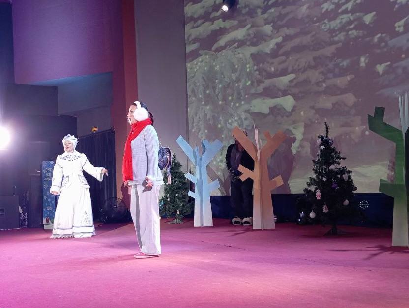 Для детей участников СВО в Курске показали новогодний спектакль Для детей участников СВО в Курске показали новогодний спектакль