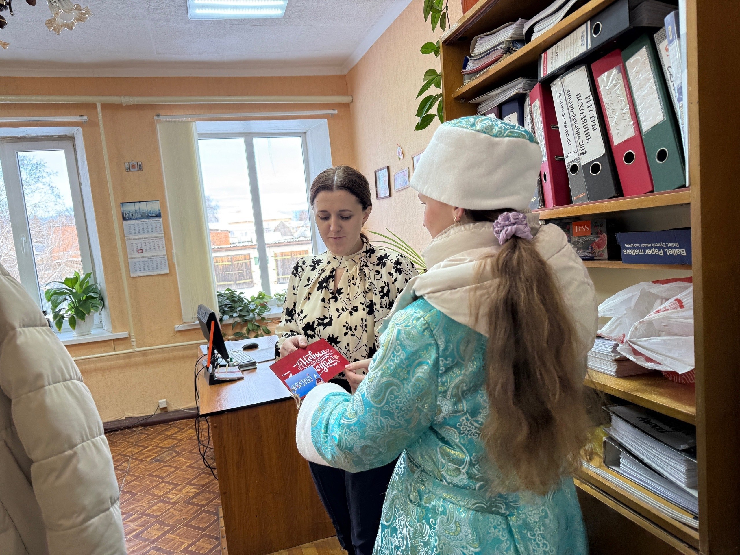 В преддверии Нового года Дед Мороз и Снегурочка выразили огромную благодарность сотрудникам единой дежурно-диспетчерской службы и торговой сферы, ведь именно эти специалисты будут продолжать свою важную работу во время... В преддверии Нового года Дед Мороз и Снегурочка выразили огромную благодарность сотрудникам единой дежурно-диспетчерской службы и торговой сферы, ведь именно эти специалисты будут продолжать свою важную работу во время...