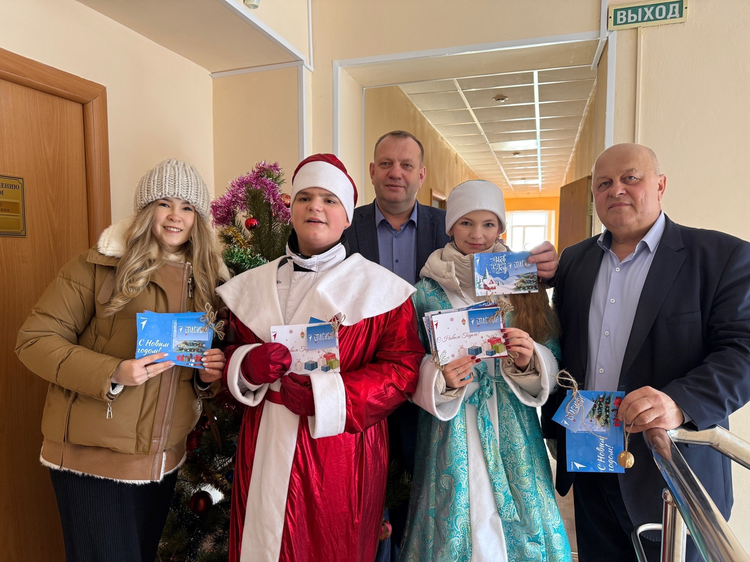 В преддверии Нового года Дед Мороз и Снегурочка выразили огромную благодарность сотрудникам единой дежурно-диспетчерской службы и торговой сферы, ведь именно эти специалисты будут продолжать свою важную работу во время... В преддверии Нового года Дед Мороз и Снегурочка выразили огромную благодарность сотрудникам единой дежурно-диспетчерской службы и торговой сферы, ведь именно эти специалисты будут продолжать свою важную работу во время...