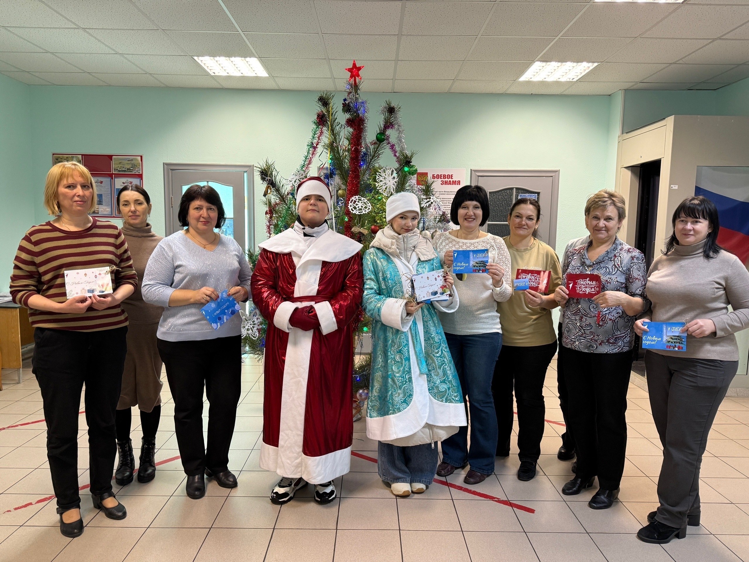 В преддверии Нового года Дед Мороз и Снегурочка выразили огромную благодарность сотрудникам единой дежурно-диспетчерской службы и торговой сферы, ведь именно эти специалисты будут продолжать свою важную работу во время... В преддверии Нового года Дед Мороз и Снегурочка выразили огромную благодарность сотрудникам единой дежурно-диспетчерской службы и торговой сферы, ведь именно эти специалисты будут продолжать свою важную работу во время...