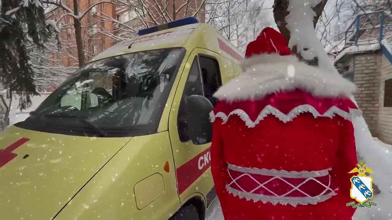 В Курске сотрудников органов внутренних дел, заступающих на дежурство в праздники, в том числе в новогоднюю ночь, поздравил «Полицейский Дед Мороз»