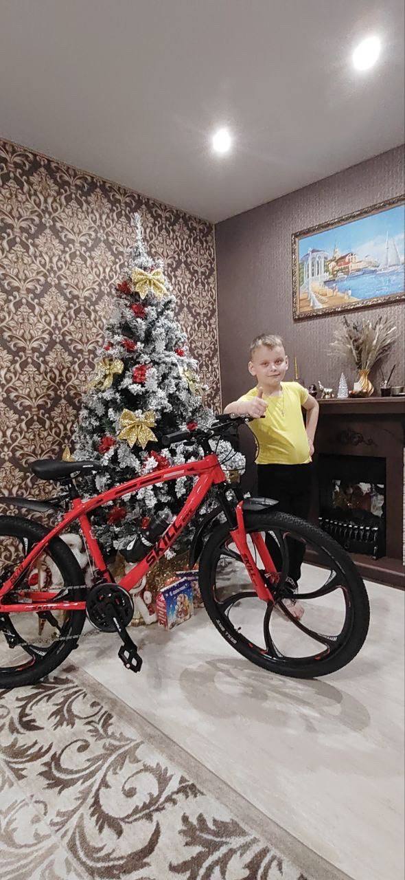 Единоросс Эдуард Дюмин исполнил мечту с «Елки желаний» и подарил велосипед восьмилетнему курянину