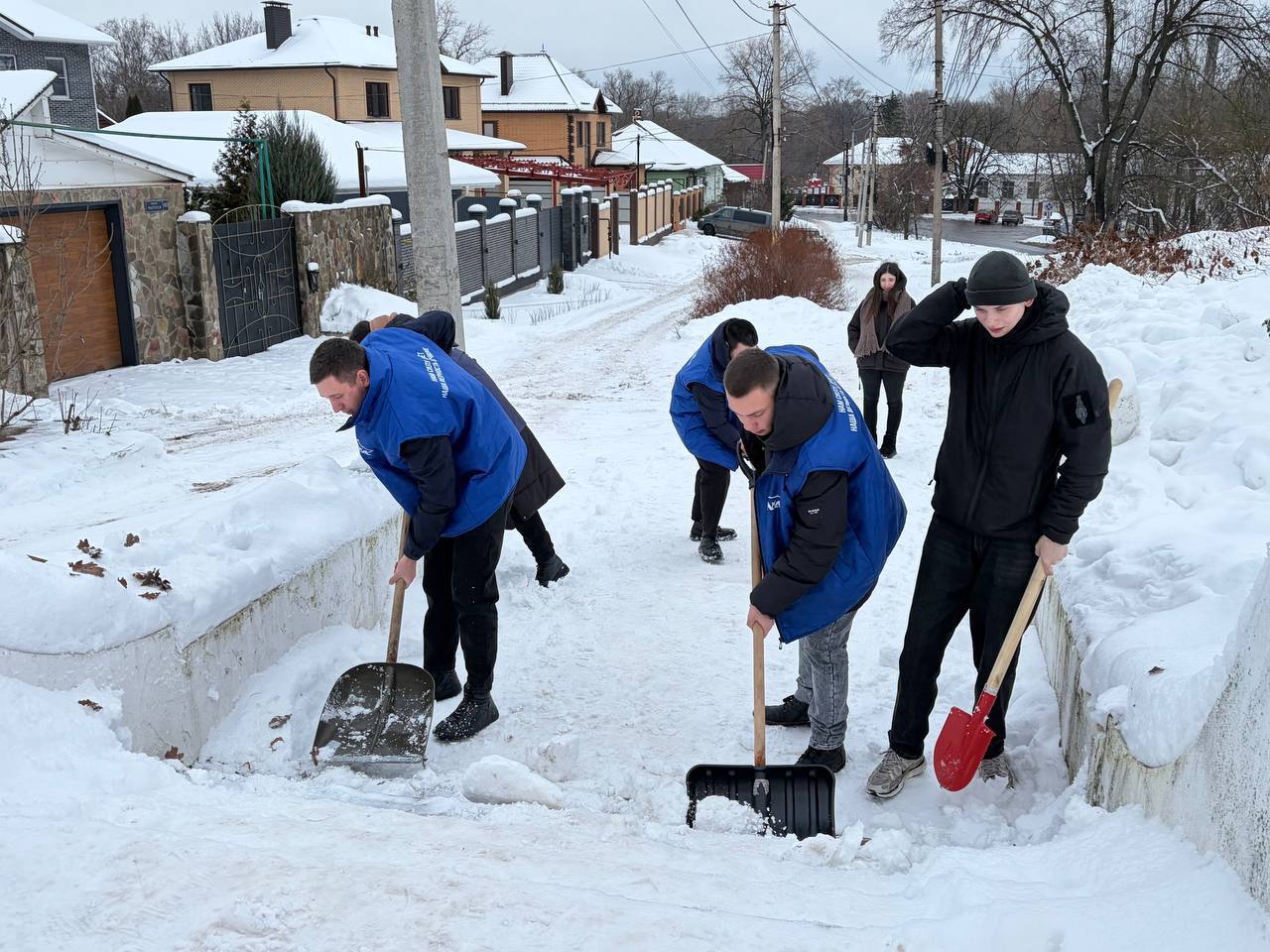 Евгений Маслов: Сегодня вместе с общественниками Романом Кириловым, Антоном Тяпочкиным, активистами «Молодой гвардии» и подрядчиком «Благоустройство» — провели важную работу по очистке лестницы от снега на улице Мирной Евгений Маслов: Сегодня вместе с общественниками Романом Кириловым, Антоном Тяпочкиным, активистами «Молодой гвардии» и подрядчиком «Благоустройство» — провели важную работу по очистке лестницы от снега на улице Мирной