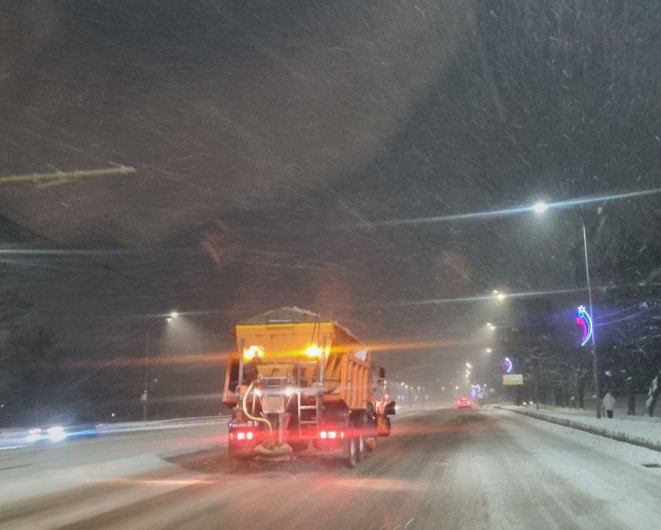 Дорожные службы убирают город от снега Дорожные службы убирают город от снега