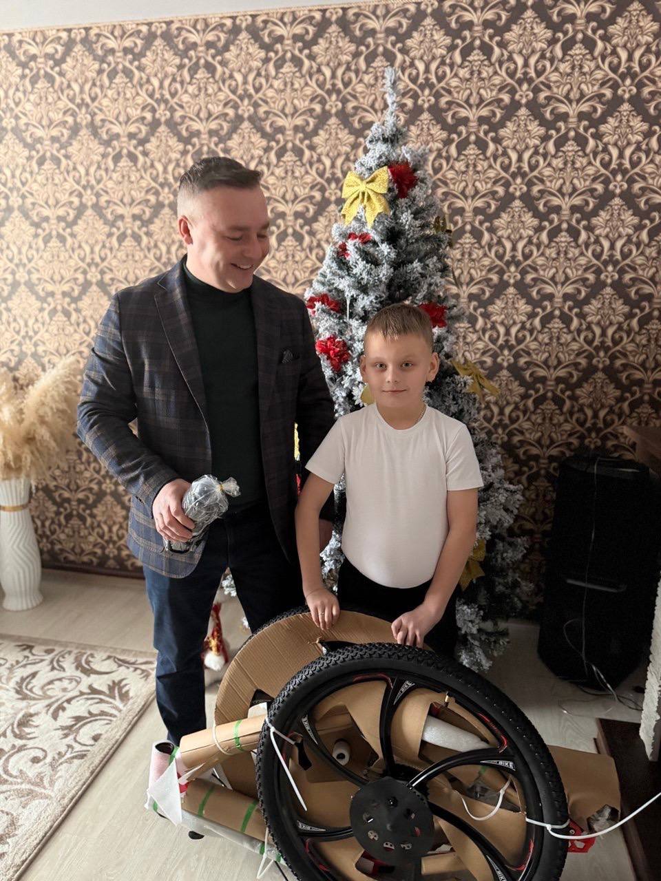 Единоросс Эдуард Дюмин исполнил мечту с «Елки желаний» и подарил велосипед восьмилетнему курянину Единоросс Эдуард Дюмин исполнил мечту с «Елки желаний» и подарил велосипед восьмилетнему курянину