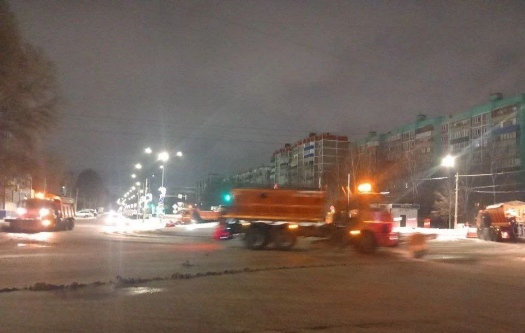 Дорожные службы убирают город от снега Дорожные службы убирают город от снега