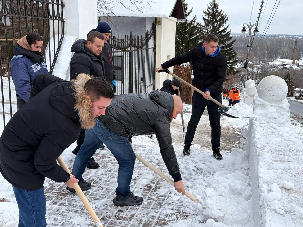 Евгений Маслов: Сегодня вместе с общественниками Романом Кириловым, Антоном Тяпочкиным, активистами «Молодой гвардии» и подрядчиком «Благоустройство» — провели важную работу по очистке лестницы от снега на улице Мирной Евгений Маслов: Сегодня вместе с общественниками Романом Кириловым, Антоном Тяпочкиным, активистами «Молодой гвардии» и подрядчиком «Благоустройство» — провели важную работу по очистке лестницы от снега на улице Мирной