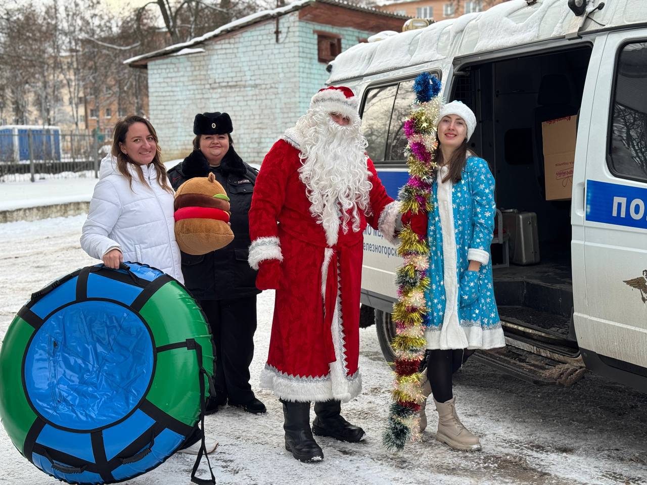 В рамках всероссийской акции «Полицейский Дед Мороз» сотрудники полиции совместно с депутатами Железногорской городской Думы и волонтёрами компании «Металлоинвест» посетили семью, в которой папа воспитывает восьмерых детей В рамках всероссийской акции «Полицейский Дед Мороз» сотрудники полиции совместно с депутатами Железногорской городской Думы и волонтёрами компании «Металлоинвест» посетили семью, в которой папа воспитывает восьмерых детей