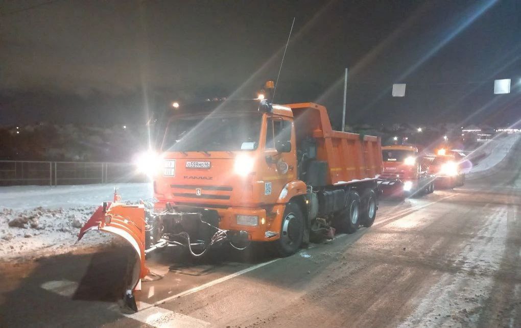 Дорожные службы убирают город от снега Дорожные службы убирают город от снега