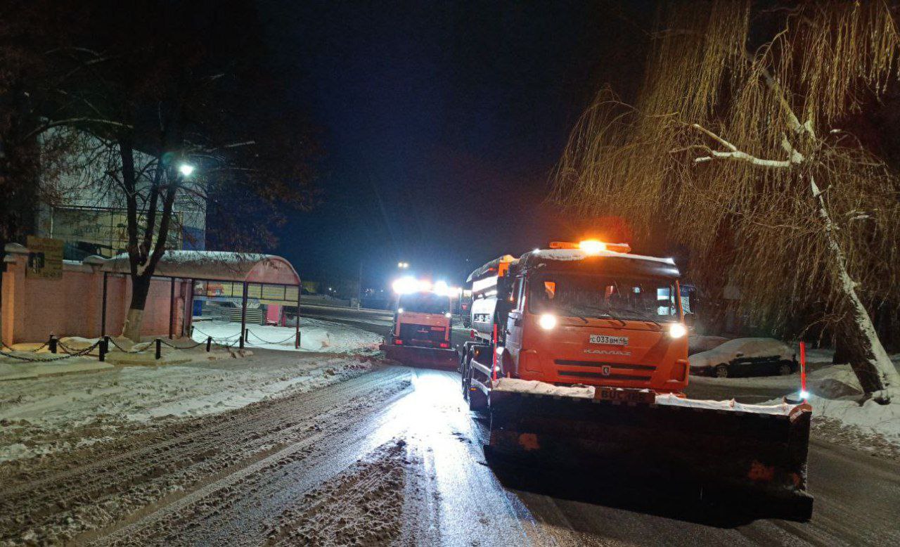 Дорожные службы убирают город от снега