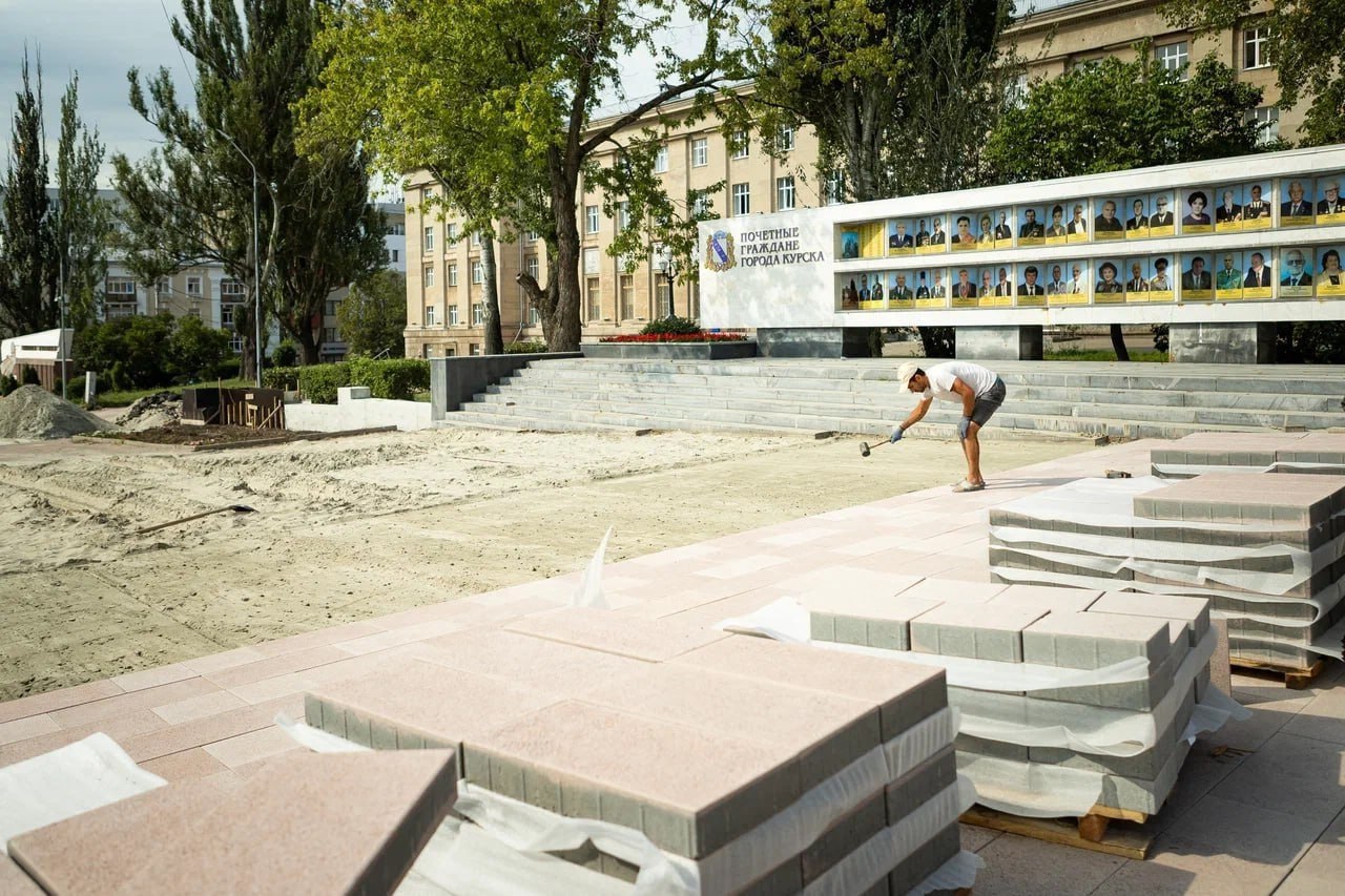 В центре Курска в 2025 году обновили сквер у Главпочтамта на Красной площади В центре Курска в 2025 году обновили сквер у Главпочтамта на Красной площади