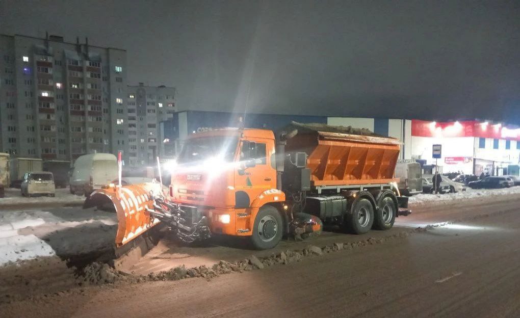 Дорожные службы убирают город от снега Дорожные службы убирают город от снега