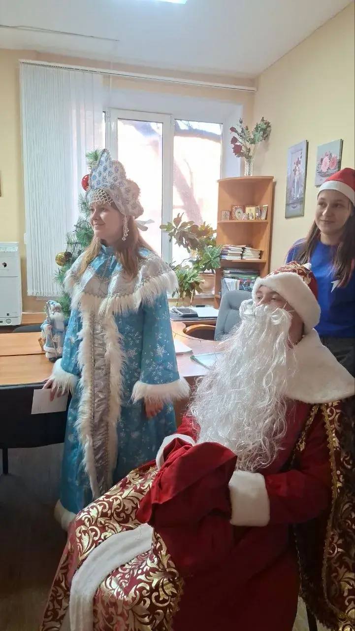 Павел Золотарев: Дорогие друзья!. Активисты движения «Первых» в преддверии новогодних праздников включились в проведение замечательной акции - поздравление трудовых коллективов Павел Золотарев: Дорогие друзья!. Активисты движения «Первых» в преддверии новогодних праздников включились в проведение замечательной акции - поздравление трудовых коллективов